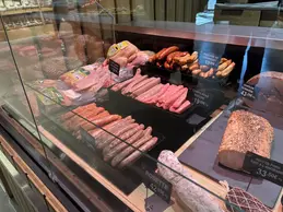 714-biocoop-voglans-magasin-alimentation-bio-boucherie-charcuterie-coupe.webp