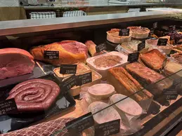 714-biocoop-voglans-magasin-alimentation-bio-charcuterie-coupe.webp