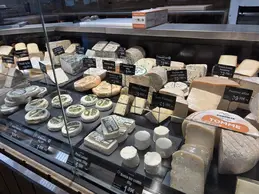 714-biocoop-voglans-magasin-alimentation-bio-fromage-coupe-local.webp