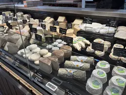 714-biocoop-voglans-magasin-alimentation-bio-fromage-coupe-service-traditionnel.webp